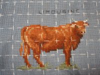 Vache Limousine brodée sur toile de lin gris ardoise 12 fils/cm